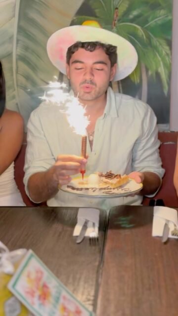 🎉 Haz de tu cumpleaños un momento para recordar en San Pascual.Reserva y celebra con nuestro paquete especial que incluye:🎈 Globos de helio✨ Tarjeta de felicitación 🎵 Turbo decorativo 🍰 Una porción de postre🎶 Canción de cumpleaños cantada por todo nuestro equipo.Porque los mejores recuerdos siempre empiezan alrededor de la mesa. Reserva ahora.