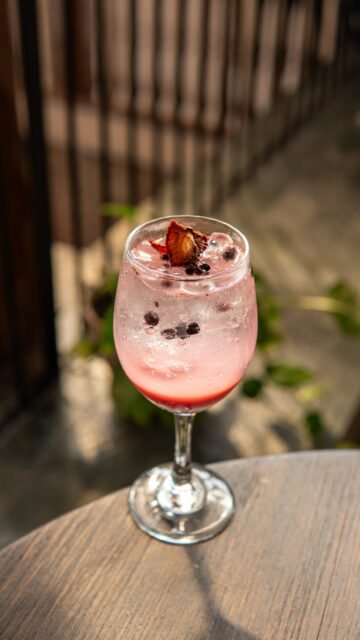 No hay nada más refrescante que una buena soda de frutos rojos bien fría🥵🤌🏻 Perfecta para este calorrrr💛